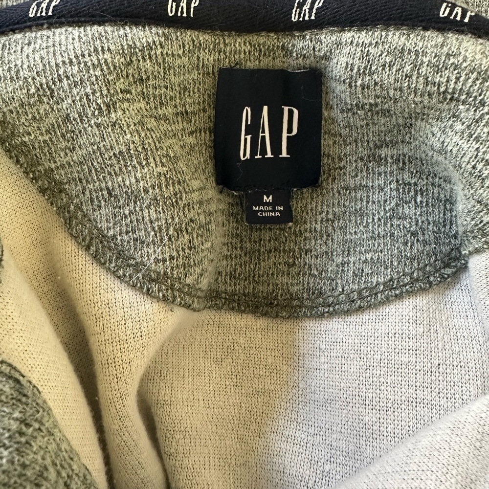 Gap Men's Gray Long Sleeve pullover Shirt Size Medium pre own as is - Picture 4 of 5